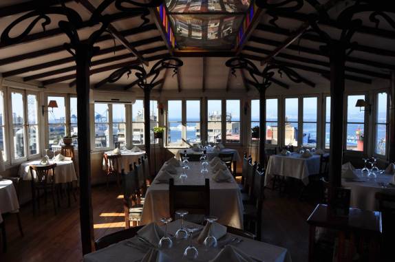 Restaurante com uma bela vista de Valparaiso, no Chile